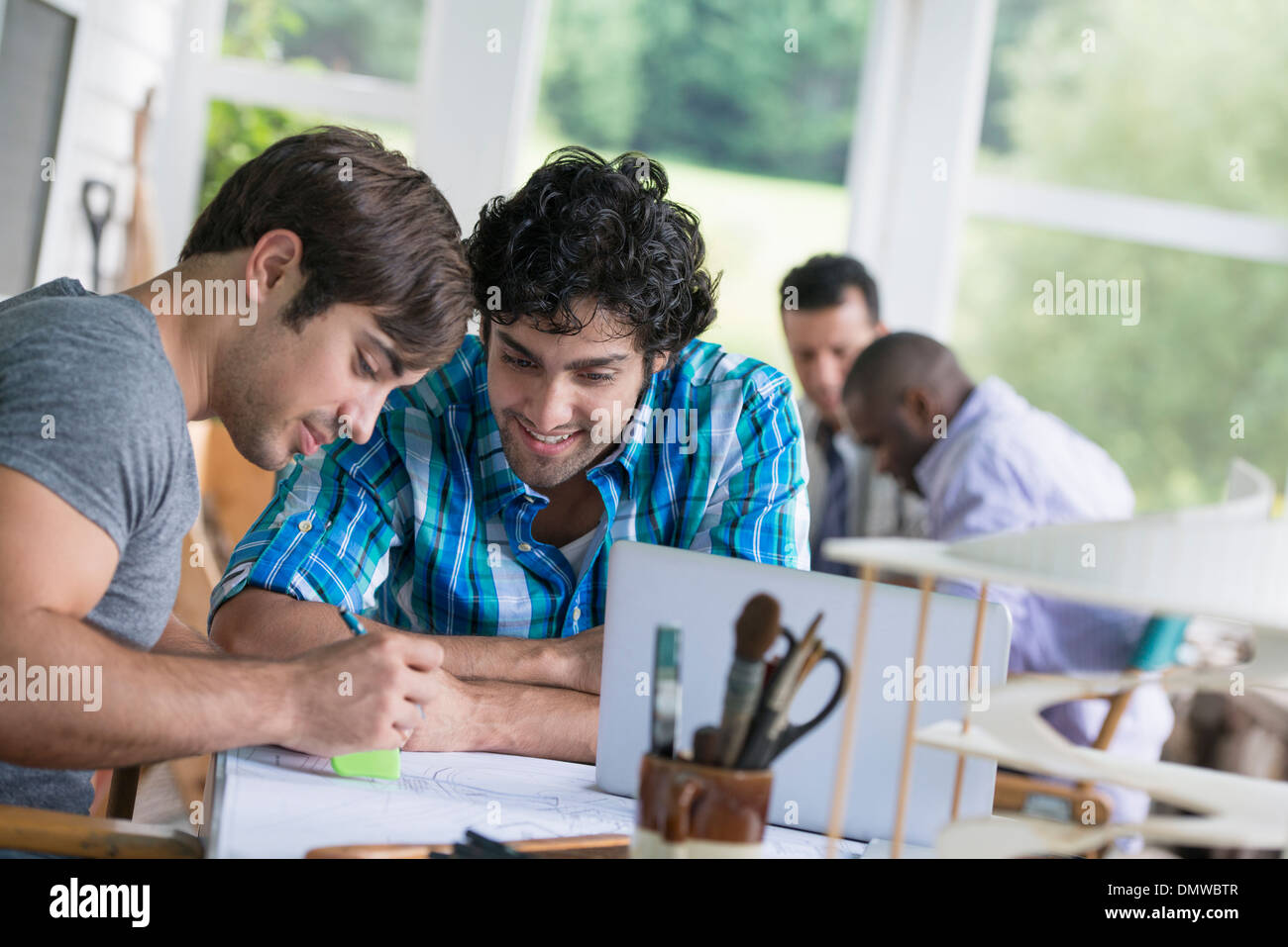 Due uomini seduti un disegno su carta. Foto Stock