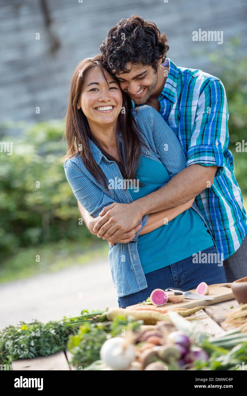 Due persone che abbraccia in un giardino. Foto Stock