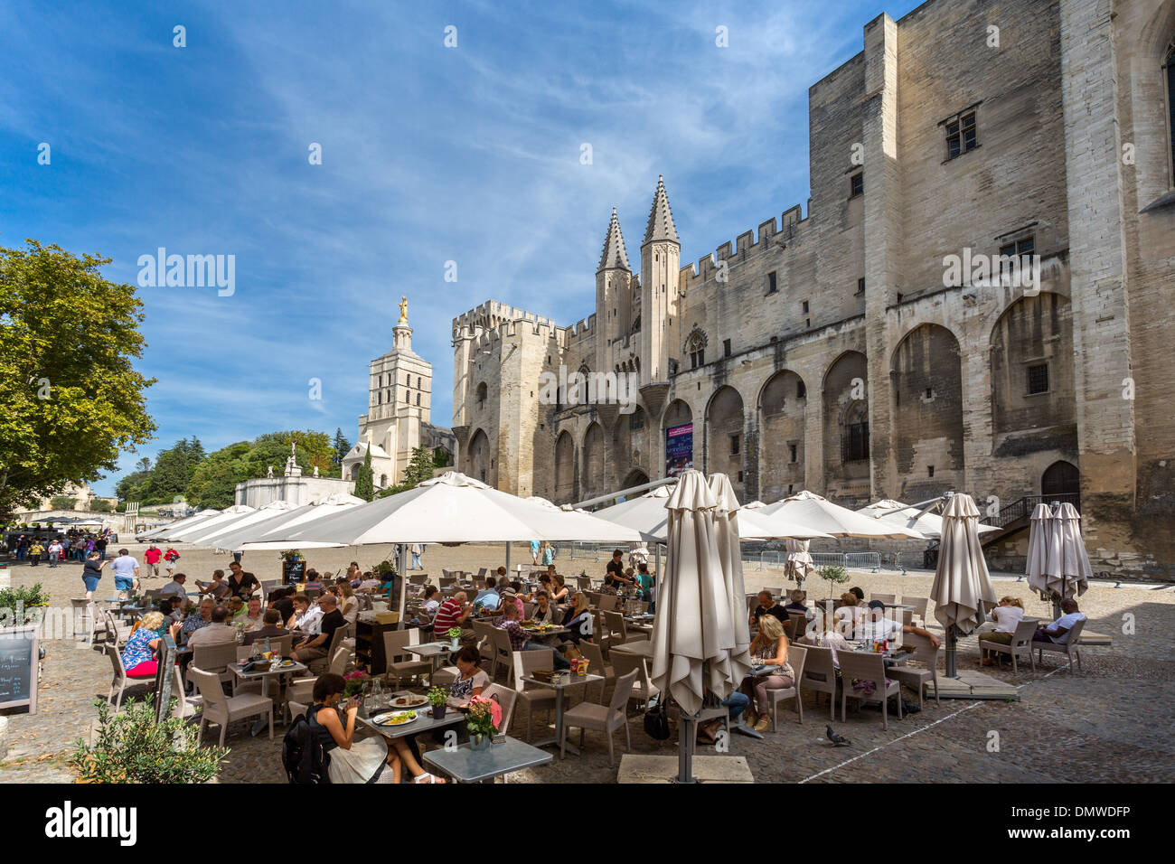 Café nella piazza antistante il Palazzo Papale, Avignon, Francia. L'Europa. Foto Stock Café nella piazza antistante il Palazzo Papale, Avignon, Francia. L'Europa. Foto Stock
