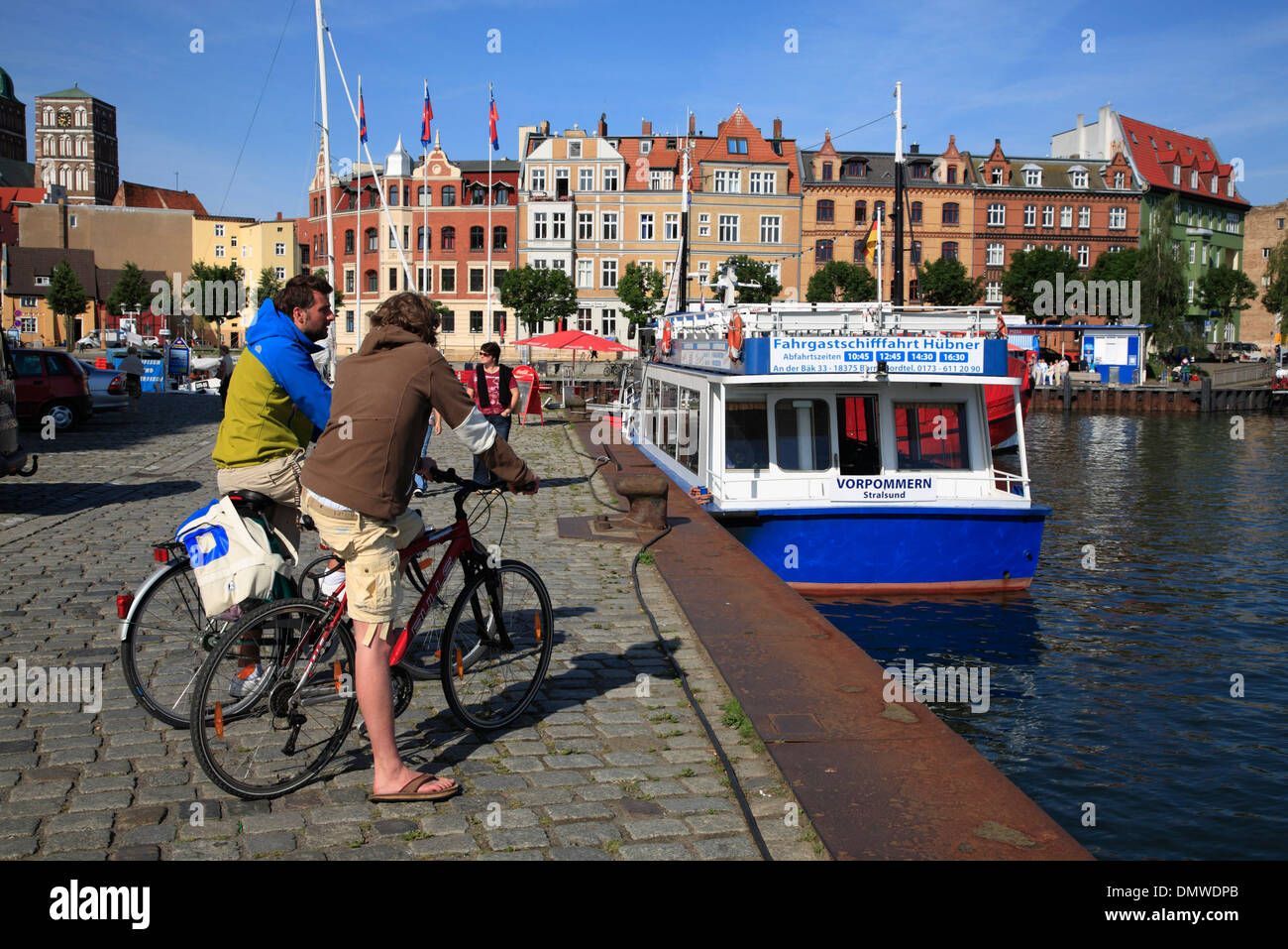 I ciclisti a Stralsund Harbour, Mar Baltico, Meclemburgo-Pomerania Occidentale, Germania, Europa Foto Stock
