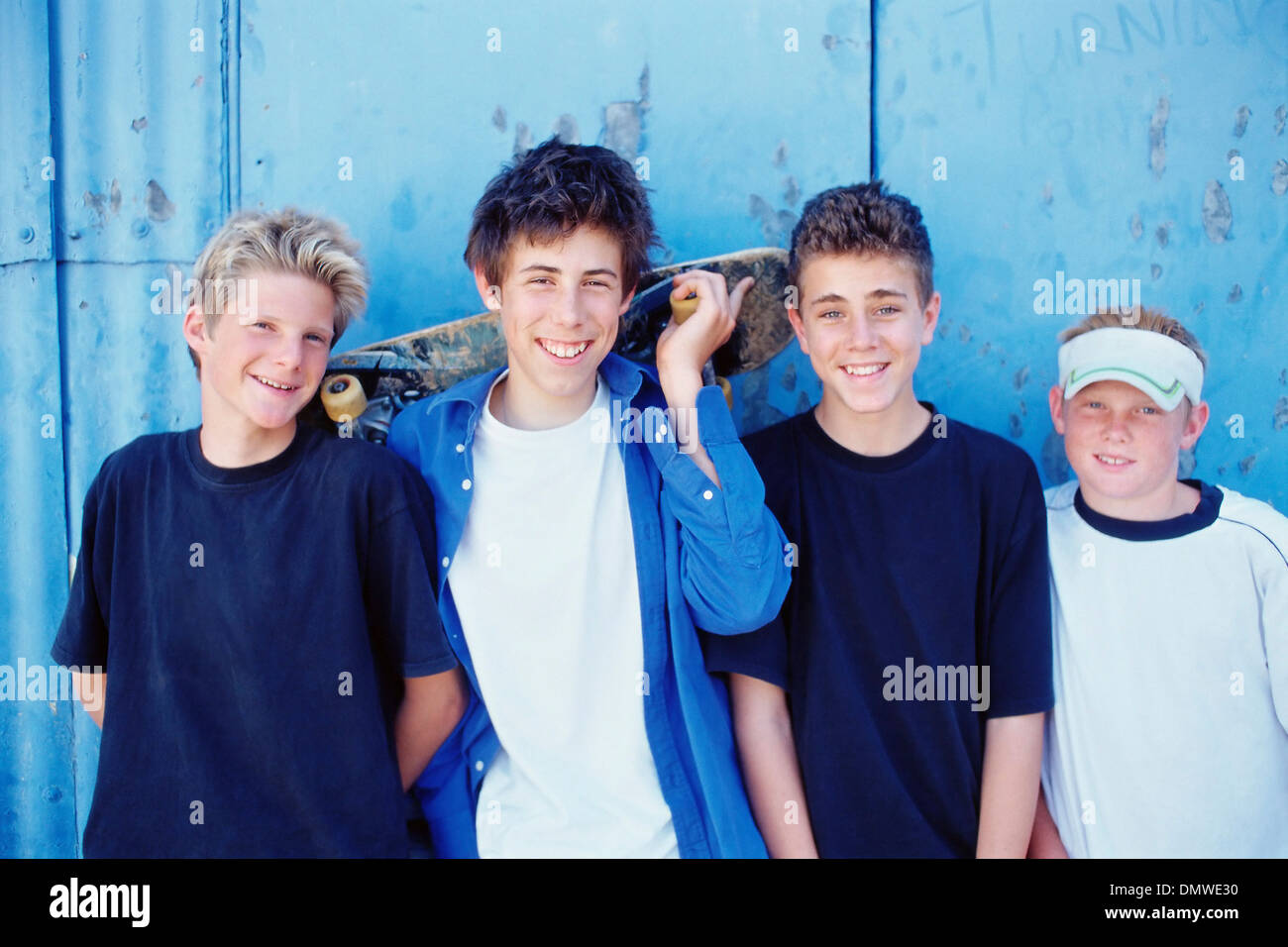 Quattro giovani ragazzi in fila gli amici lo skateboard Foto stock - Alamy