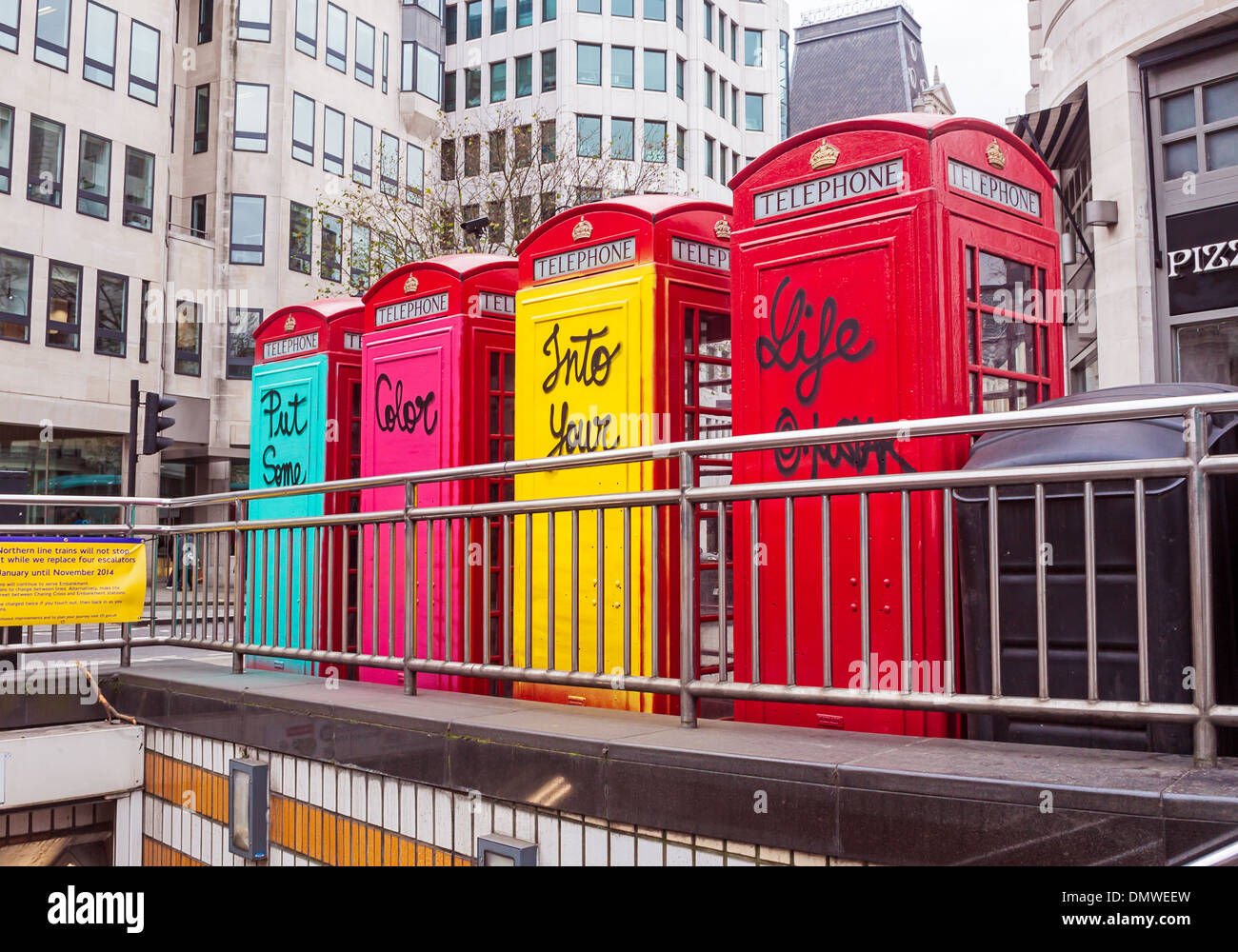 Londra, Charing Cross una fila di graffiti-coperta delle cabine telefoniche Foto Stock