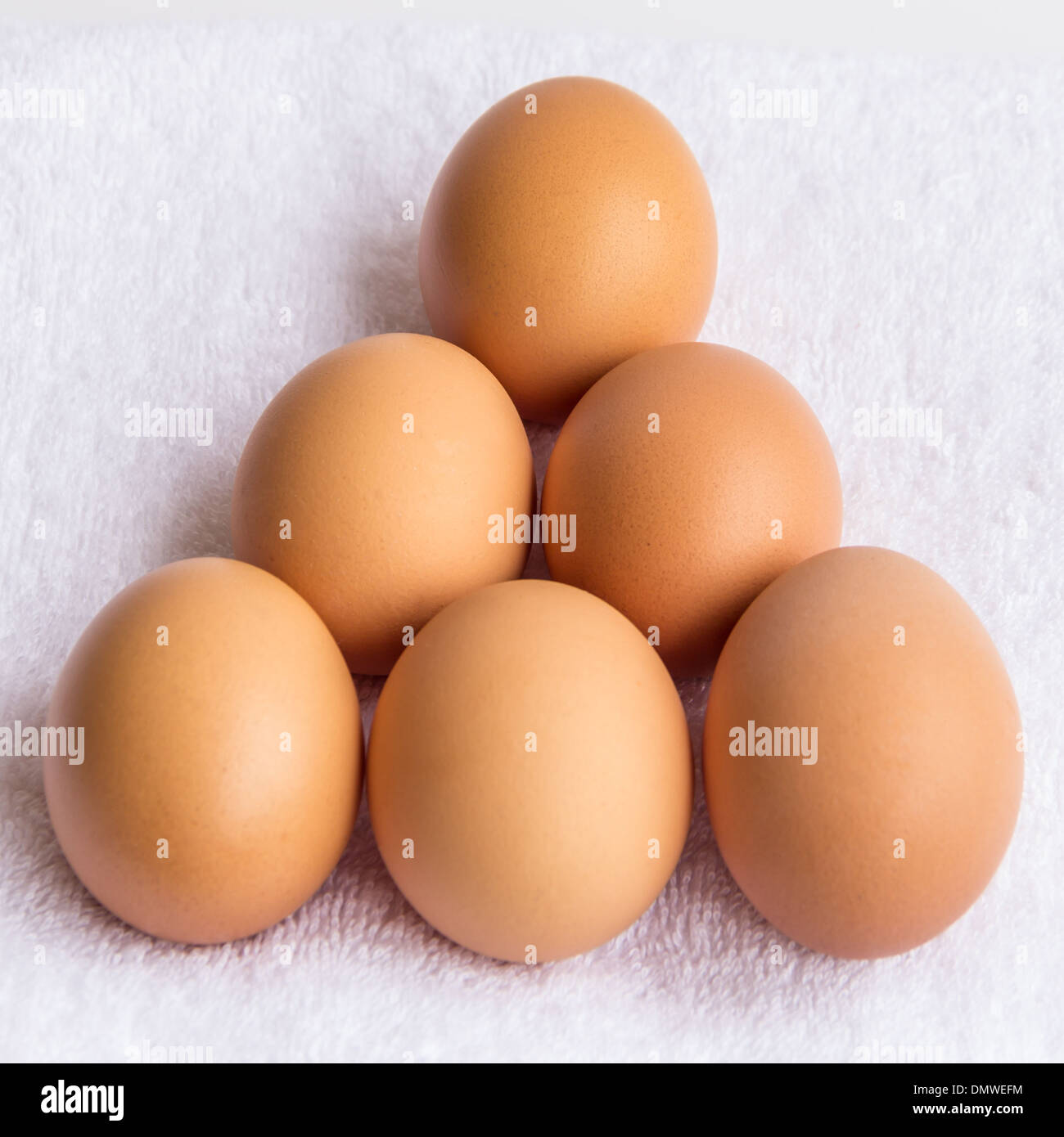 Gruppo di uova fresche su sfondo bianco Foto Stock