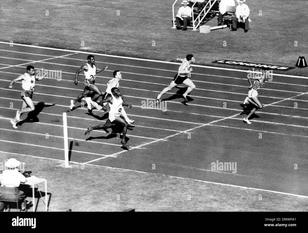 Nov. 26, 1962 - Londra, Inghilterra, Regno Unito - Serafino ANTAO di Kenya vincendo la finale degli uomini a 100 iarde da TARDY ROBINSON delle Bahamas con GARY HOLDSWORTH dell Australia terza presso il British Empire and Commonwealth Games a Perth. Il vincitore è stato il tempo di 9,5 secondi. (Credito Immagine: © Keystone Pictures USA/ZUMAPRESS.com) Foto Stock