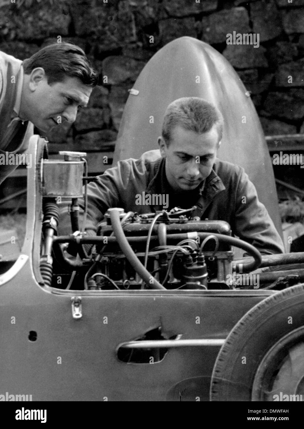 Oct 07, 1963; Roma, Italia; Antonio Ascari di età compresa tra i 21 Il figlio del famoso driver motocar champion Alberto Ascari, morto nel 1955 durante una prova di una Ferrari su l'autodromo di Monza, vuole emulare il suo grande padre. A dispetto del brutto destino che sembra seguire la famiglia Ascari, il giovane Antonio è seguito un apposito corso di formazione per conducenti motocars a Vallelunga Roma autodromo, unde Foto Stock