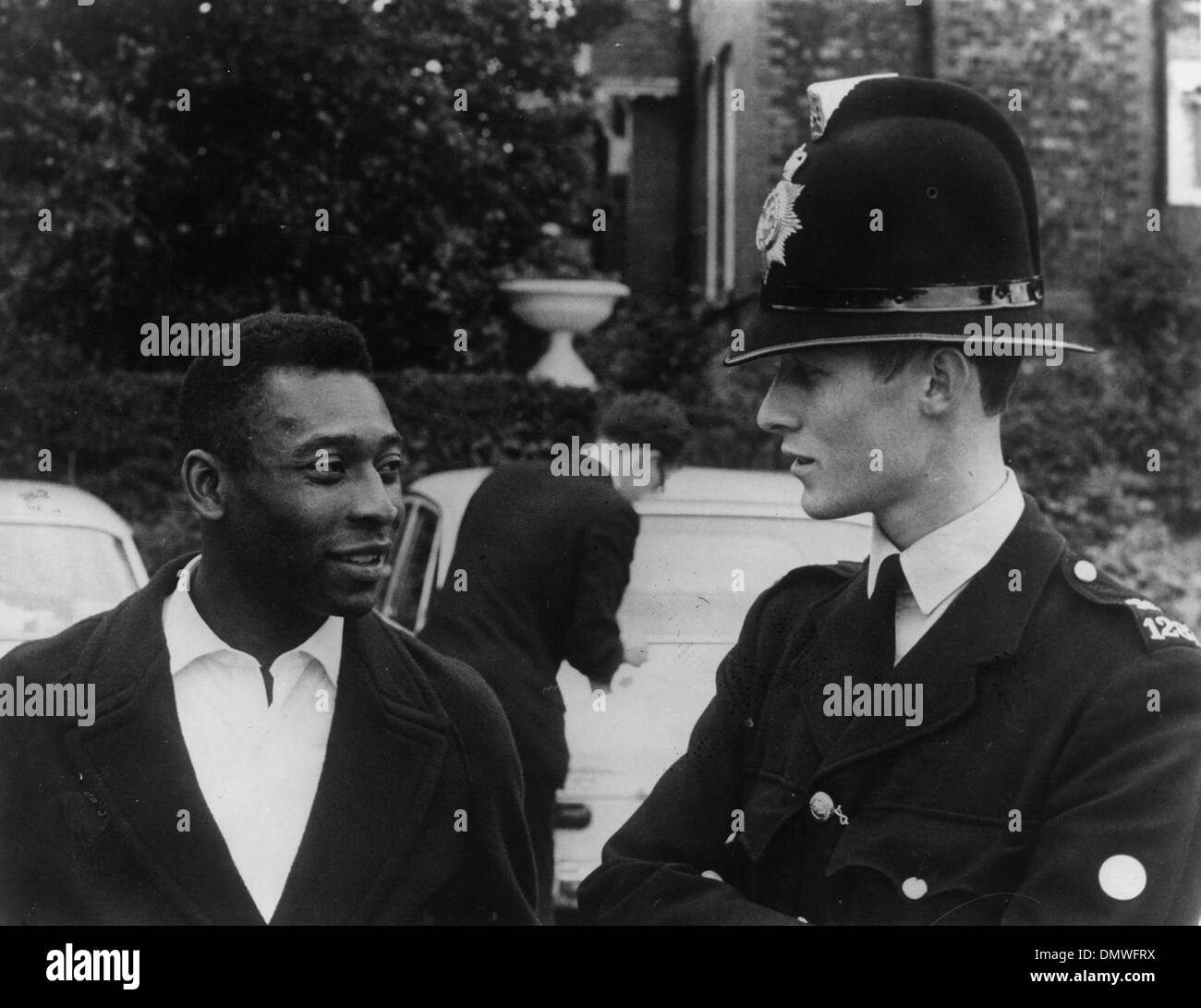 8 luglio 1966 - Londra, Inghilterra, Regno Unito - Brasiliano giocatore di calcio EDSON NASCIMENTO 'PELE' ha una conversazione con un poliziotto. (Credito Immagine: © Keystone Pictures USA/ZUMAPRESS.com) Foto Stock
