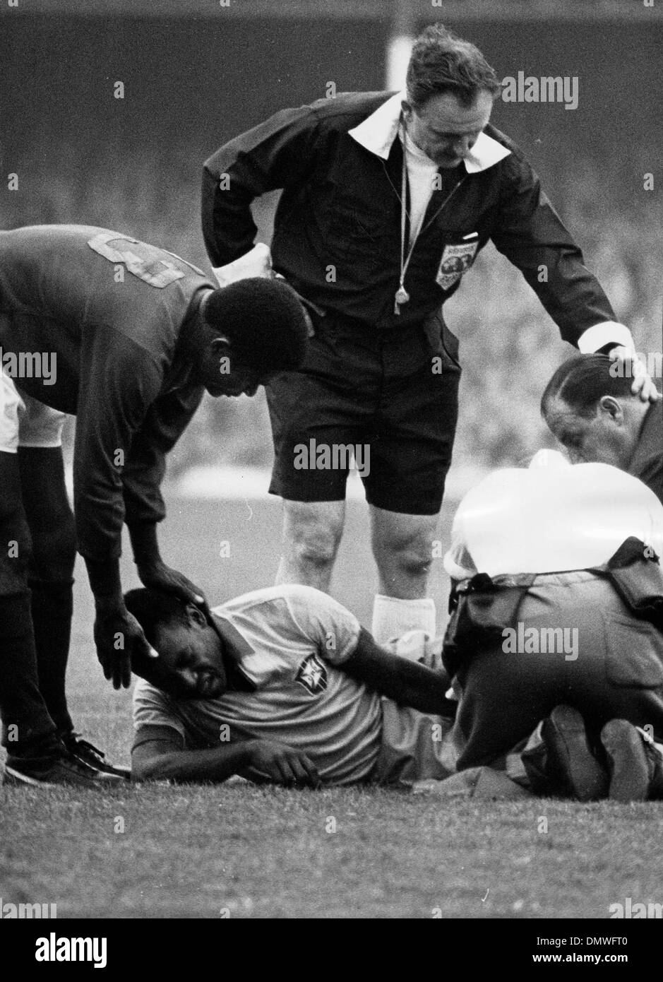 Luglio 20, 1966 - Londra, Inghilterra, Regno Unito - Brasiliano giocatore di calcio EDSON NASCIMENTO 'PELE' dopo essere stato ferito durante la Coppa del Mondo di calcio tra il Brasile e il Portogallo. (Credito Immagine: © Keystone Pictures USA/ZUMAPRESS.com) Foto Stock