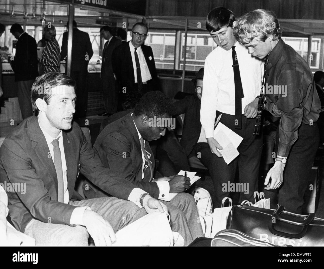Luglio 24, 1966 - Londra, Inghilterra, Regno Unito - Brasiliano giocatore di calcio EDSON NASCIMENTO 'PELE' firma autografi per i fan all'Aeroporto di Londra. (Credito Immagine: © Keystone Pictures USA/ZUMAPRESS.com) Foto Stock