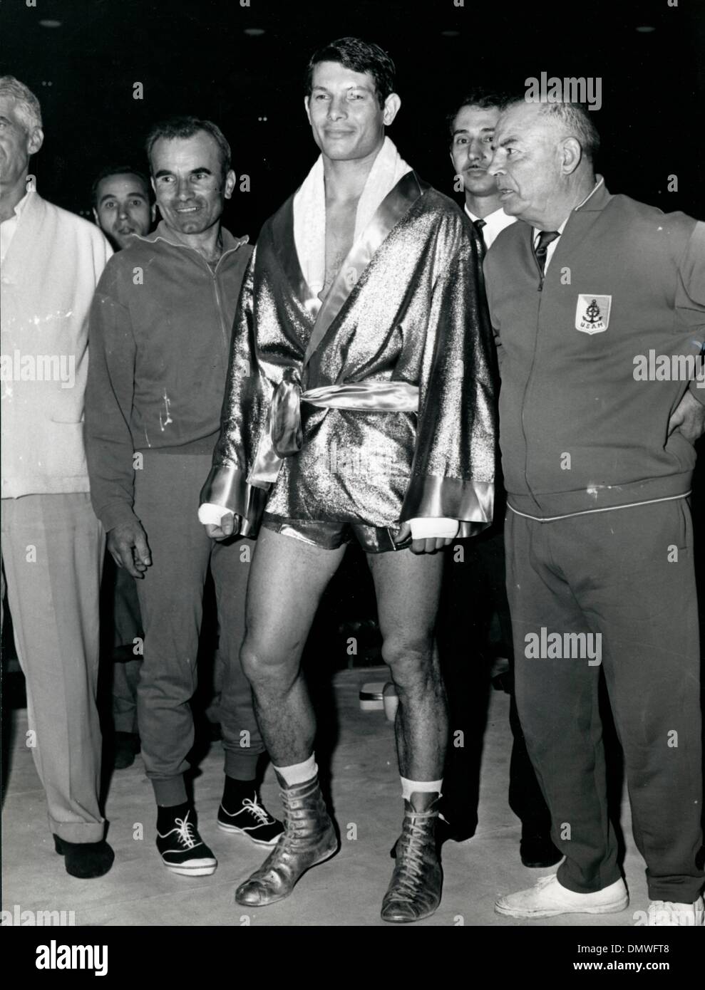 Ottobre 13, 1966 - Roma, Italia - PASCAL DI BENEDETTO era un campione francese middleweight boxer. Nella foto: Pascal Di Benedetto dopo la partita in cui ha perso la battaglia nel decimo round a Nino Benvenuti. (Credito Immagine: © Keystone Pictures USA/ZUMAPRESS.com) Foto Stock