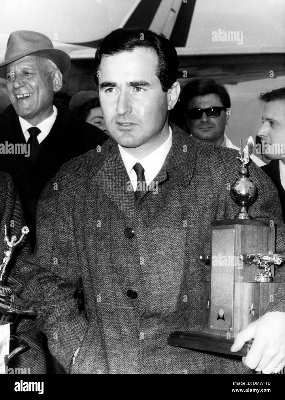 Feb 09, 1967; Roma, Italia; il corridore italiano Lorenzo Bandini che ha vinto il "24 Ore di Daytona Beach alla guida della sua "Ferrari" P4, è tornato oggi a Roma presso l'aeroporto di Fiumicino. (Credito Immagine: © Keystone Pictures USA) Foto Stock