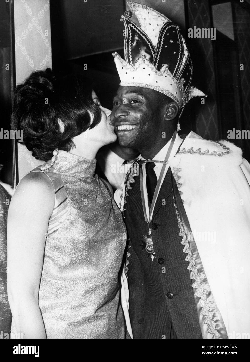 Febbraio 23, 1968 - Monaco di Baviera, Germania - calciatore brasiliano Pelé è baciato da sua moglie dopo essere stato incoronato Re Carnevale presso lo sportivo della palla a Monaco di Baviera. (Credito Immagine: © Keystone Pictures USA/ZUMAPRESS.com) Foto Stock