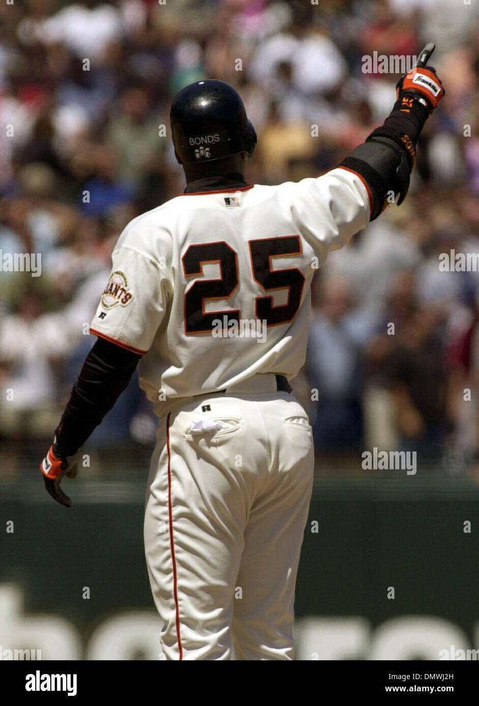 Lug 08, 2001; San Francisco, CA, Stati Uniti d'America; Giants Barry Bonds punti a sinistra al centro campo come pensava che egli aveva il suo quarantesimo omero dell'anno nel fondo del 5th. La sua palla colpisce la parete per un doppio su luglio 8,2001 al Pac Bell Park a San Francisco, California. Foto Stock