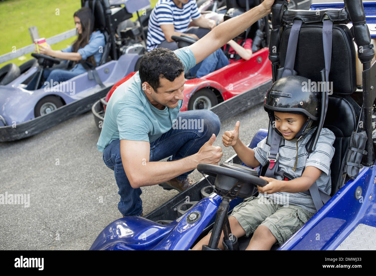 I ragazzi e gli uomini di go-kart su una traccia. Foto Stock