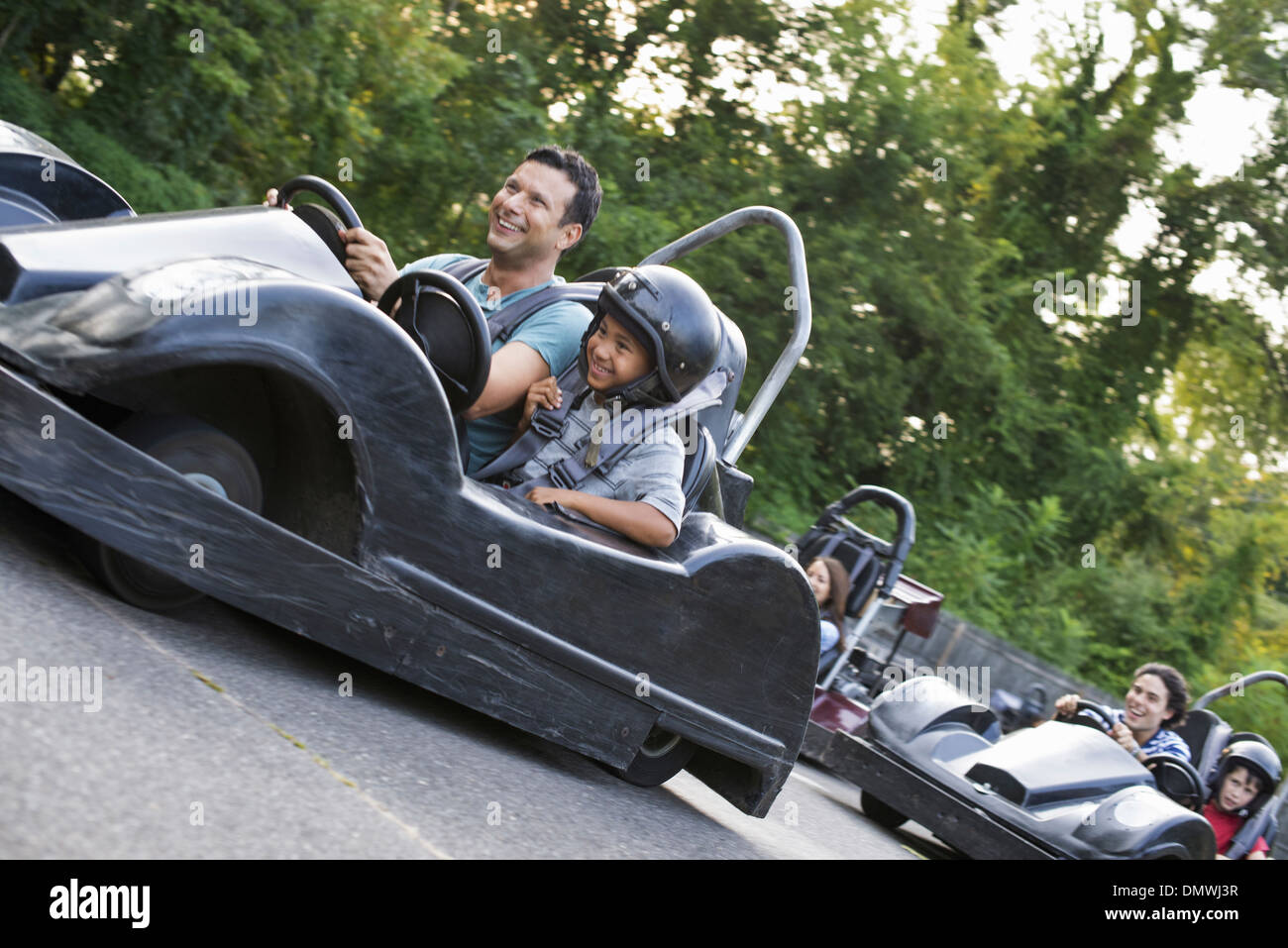 I ragazzi e gli uomini di go-kart su una traccia. Foto Stock