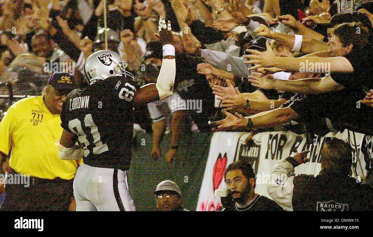 Nov 05, 2001; Oakland, CA, Stati Uniti d'America; Raider Tim Brown ottiene alcuni battendo il cinque da tifosi dopo aver segnato il primo touchdown della partita contro il Denver Broncos lunedì novembre 5,2001. Foto Stock