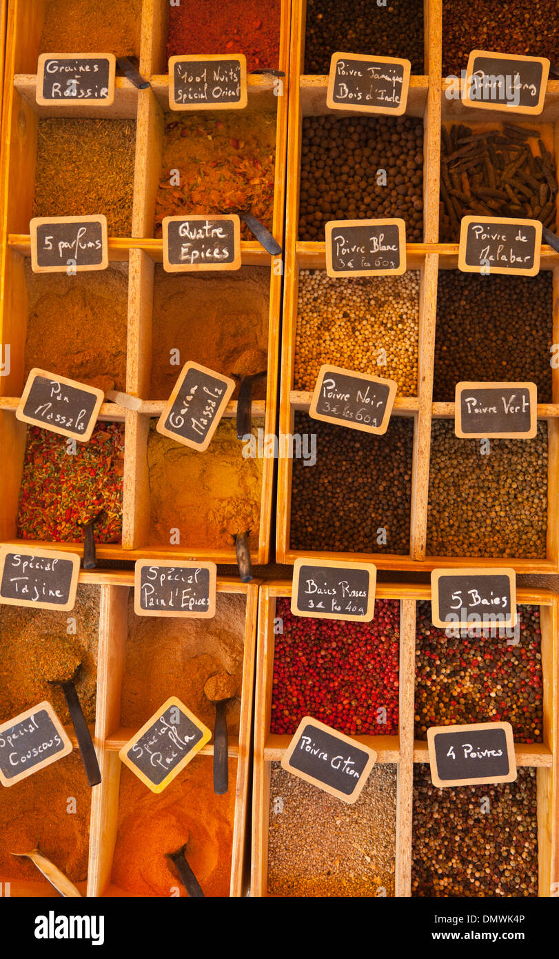 Amboise serata estiva, mercato delle spezie con stallo pungenti odori e spezie in polvere in scatole aperte Foto Stock