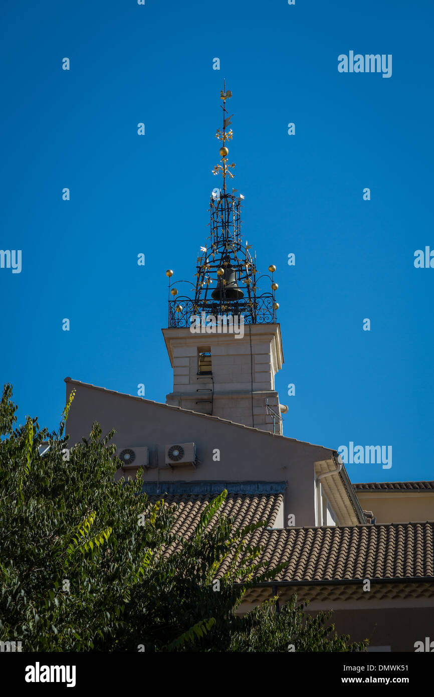 Insolito campanile della chiesa, Orange, Francia. L'Europa. In una bella giornata di sole con cielo blu. Foto Stock