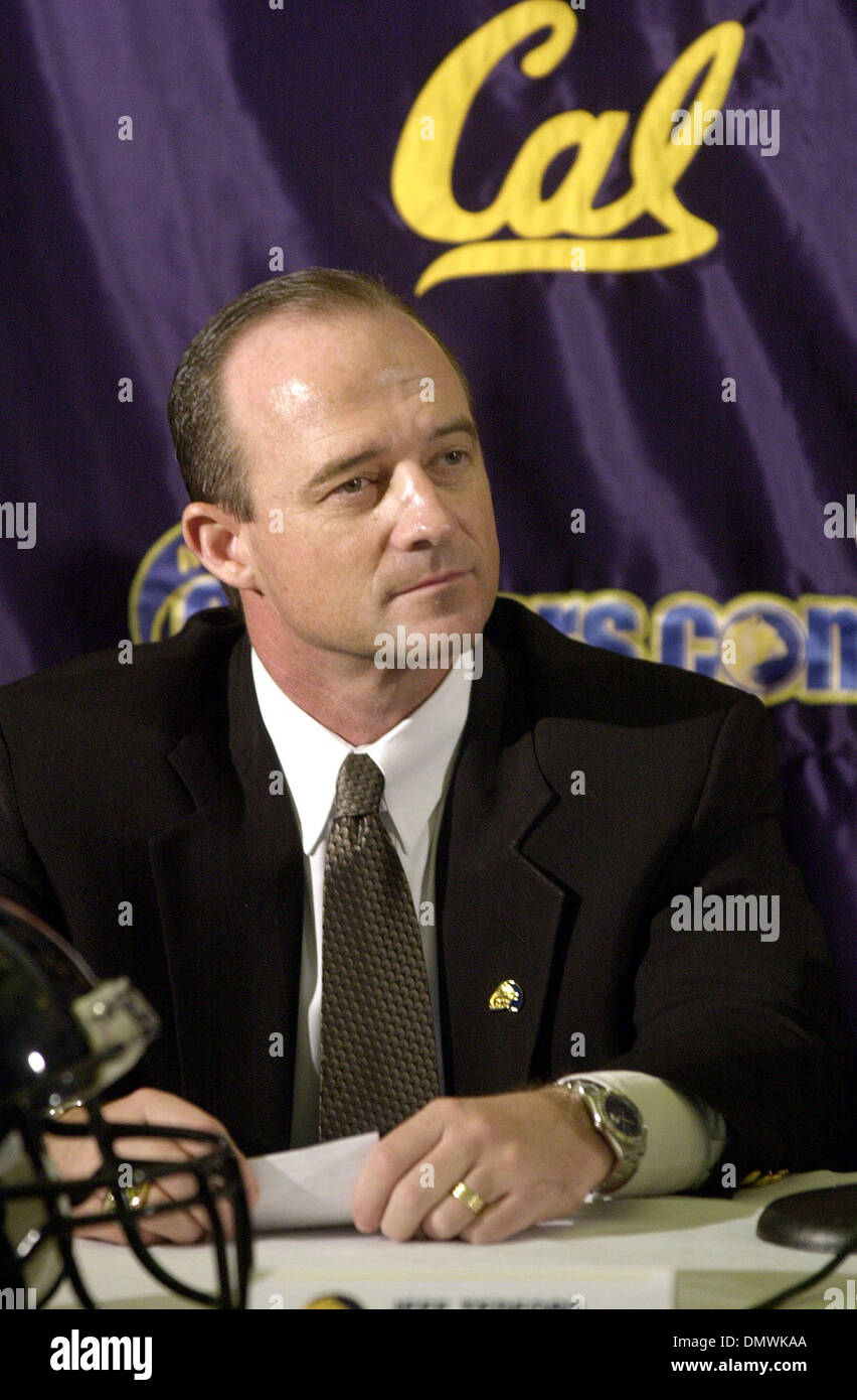 Dic 12, 2001; Berkeley, CA, Stati Uniti d'America; Cal è di nuovo capo allenatore di calcio, Jeff Tedford, attende di essere introdotto nel corso di una conferenza stampa a Berkeley, California, Mercoledì, Dicembre 12, 2001. Foto Stock