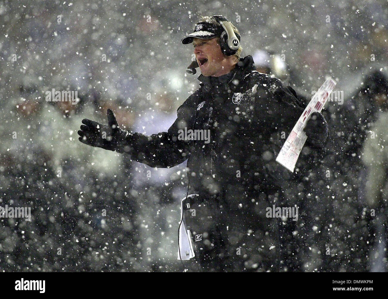 Jan 19, 2002; Foxboro, MA, USA; Oakland Raiders head coach Jon Gruden condivide i suoi sentimenti con una chiamata di funzionari nel 1° qt della loro partita contro il New England Patriots durante il loro AFC playoff gioco su Sabato, 19 gennaio 2002 a Foxboro Stadium di Foxboro, MA. I patrioti battere i raider 16-13 in le ore di lavoro straordinario Foto Stock