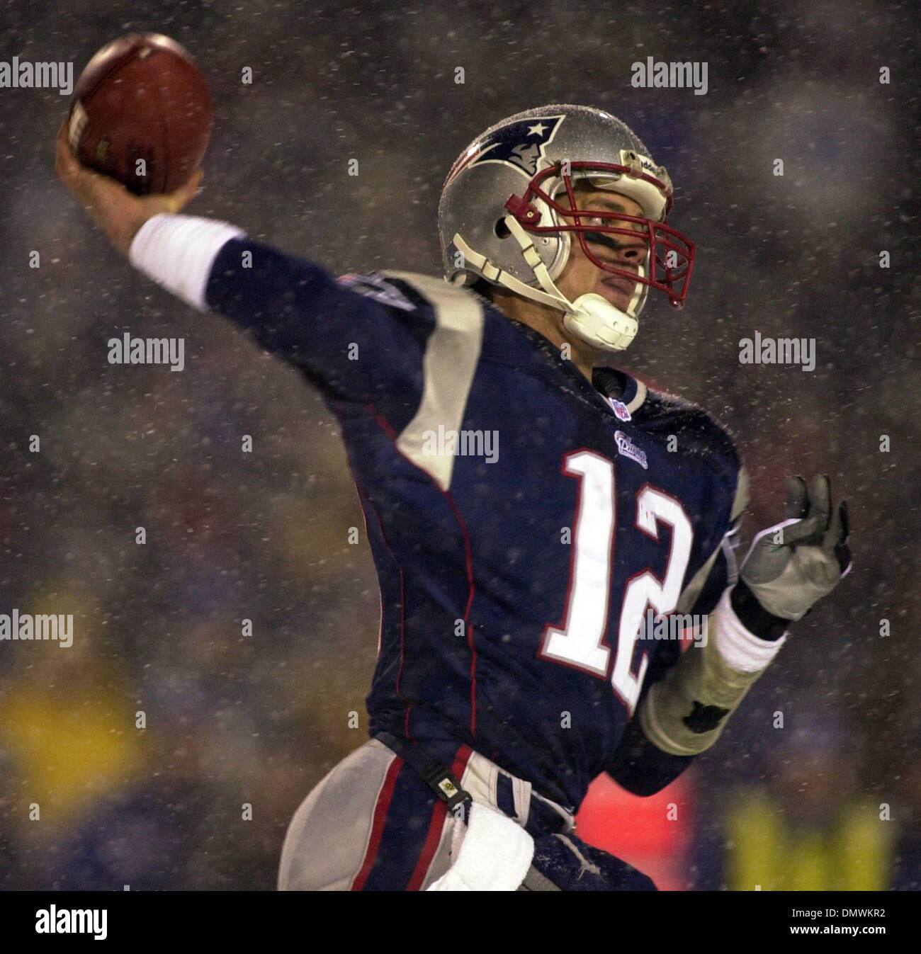 Jan 19, 2002; Foxboro, MA, USA; New England Patriots quarterback Tom Brady, #12, rilascia la palla nel 4° qt. contro Oakland Raiders durante il loro AFC playoff gioco su Sabato, 19 gennaio 2002 a Foxboro Stadium di Foxboro, MA. I patrioti battere i raider 16-13 in ore di lavoro straordinario. Foto Stock