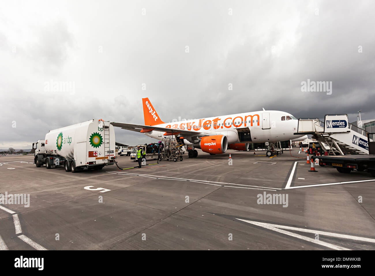 Easyjet aereo essendo rifornito su asfalto, l'aeroporto di Bristol, Inghilterra, Regno Unito Foto Stock