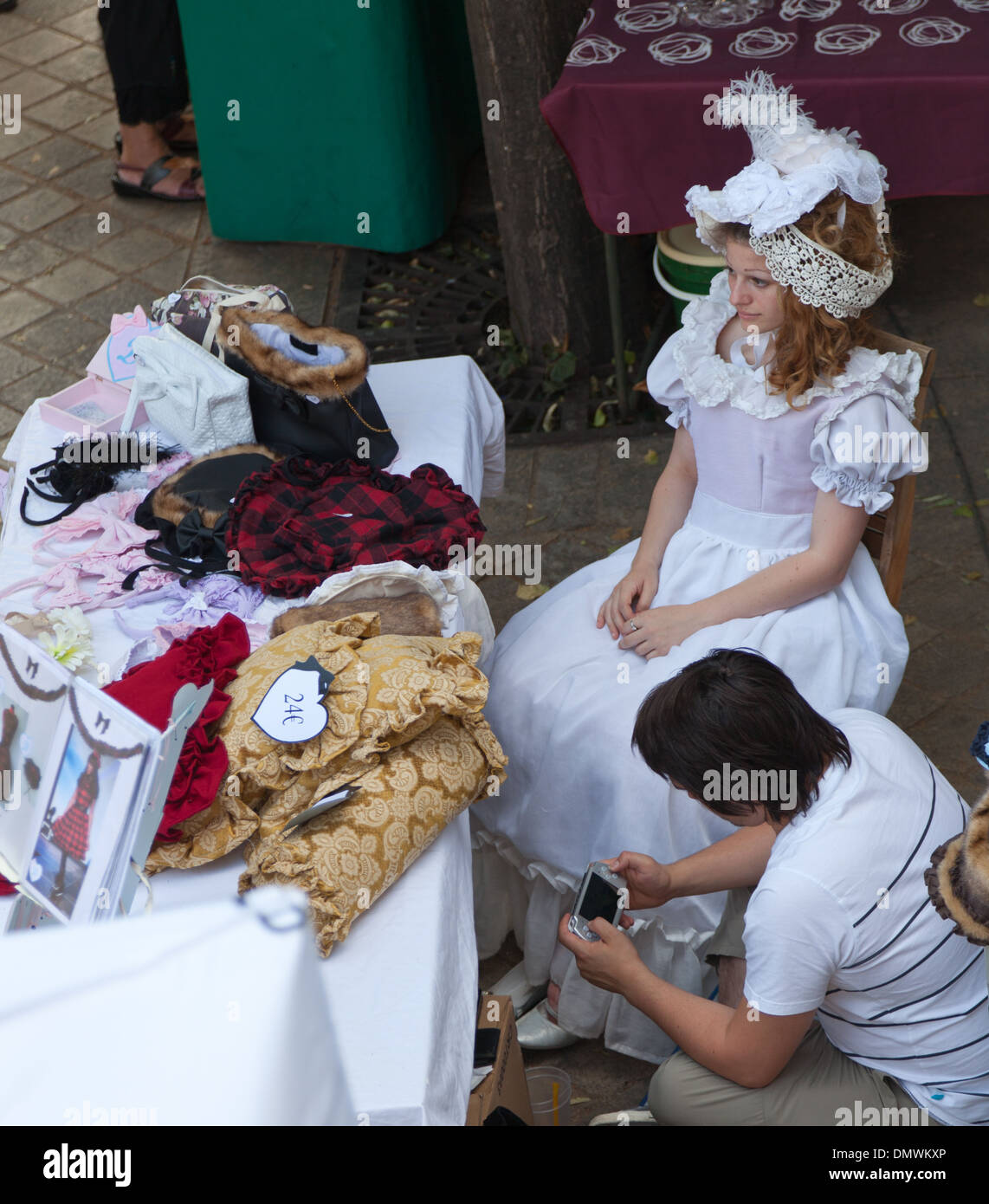 Amboise serata estiva sul mercato, due donne in attesa per i clienti a vestiti uno stallo indossando il tradizionale costume francese Foto Stock