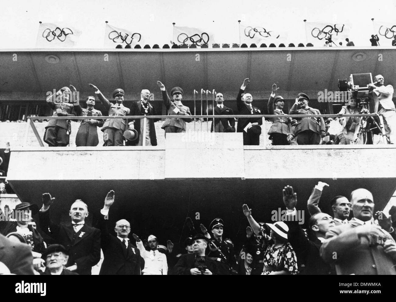 1 giugno 1936 - Berlino, Germania - i civili tifo nello stadio durante la cerimonia di apertura dei Giochi Olimpici di Berlino. (Credito Immagine: © Keystone Pictures USA/ZUMAPRESS.com) Foto Stock