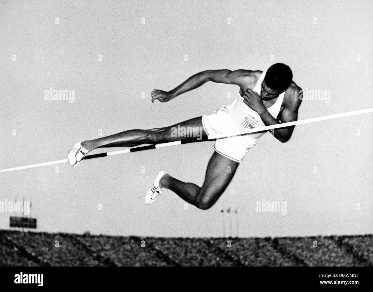 Aug 04, 1948; Londra, UK; alto ponticello CHARLES DUMAS tenutasi il mondo di salto alto record e ha vinto l'evento nel 1948 Londra Olimpiadi di estate. Dumas ha continuato a essere il primo ponticello CLEAR 7-0 1/2 nel 1956 prove olimpiche presso il Los Angeles Coliseum. (Credito Immagine: © Keystone Pictures USA) Foto Stock