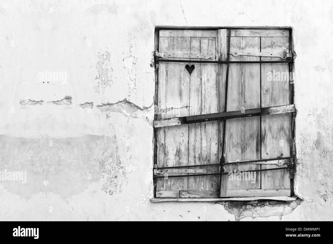 Il vecchio in legno finestra berlina o otturatore a forma di cuore in esso Foto Stock