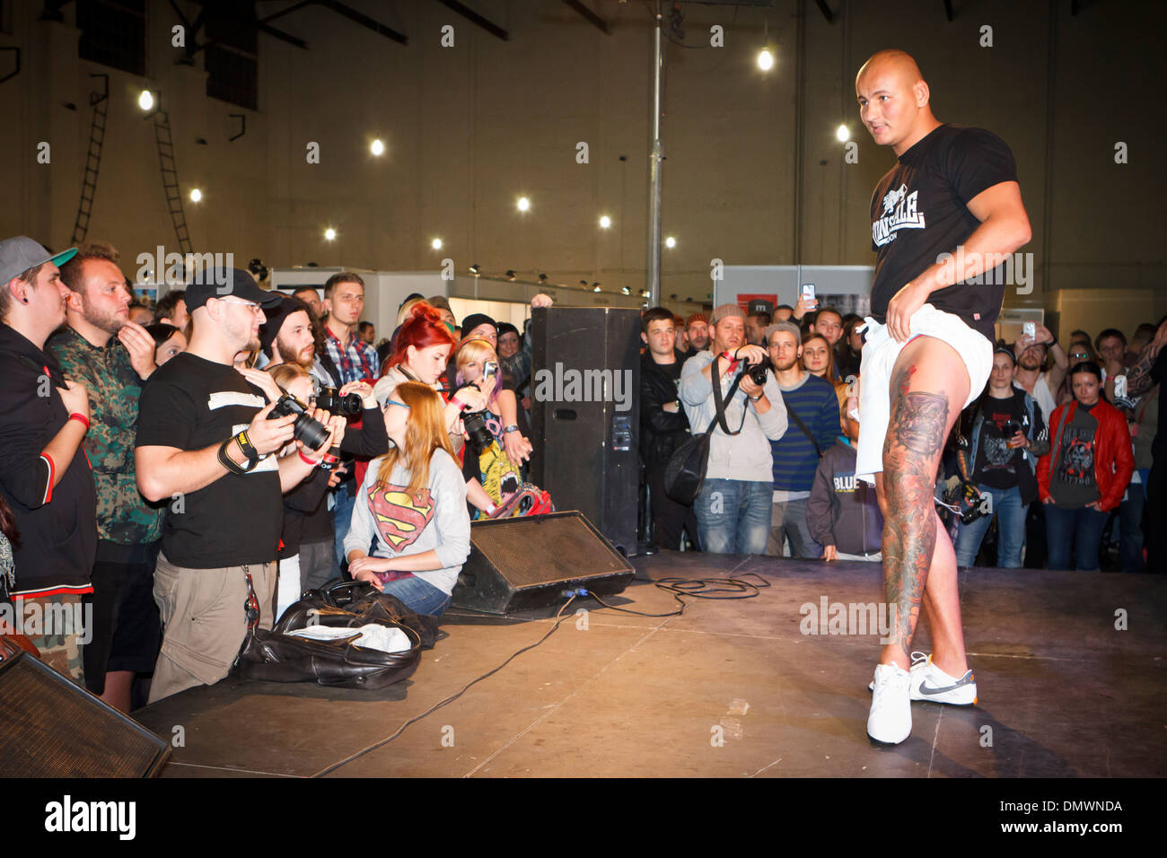 Polacco di peso pesante boxer Artur Szpilka mostra un nuovo tattoo per il pubblico. Tattoo Convention 2013 a Katowice, Polonia. Foto Stock