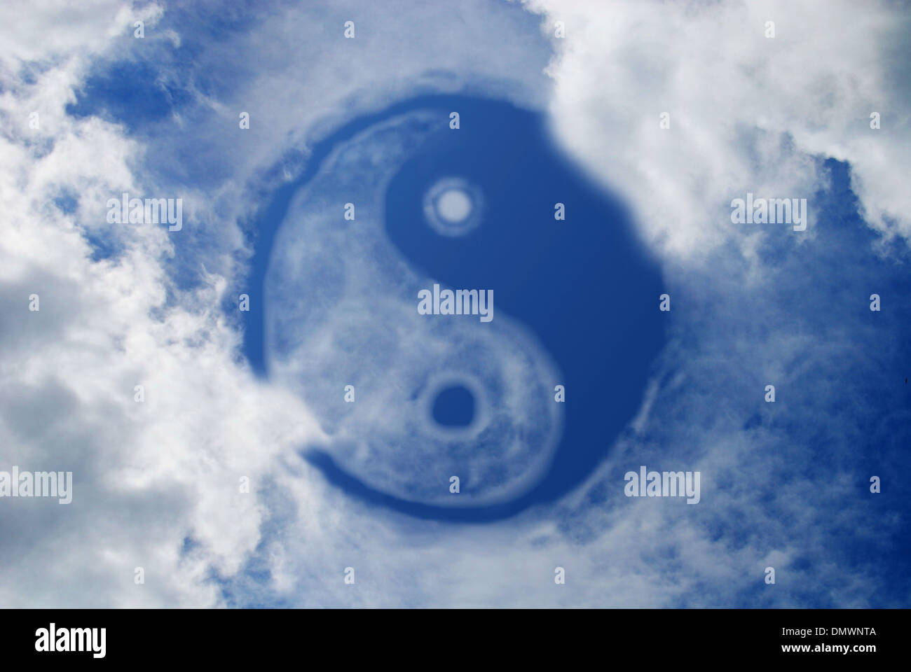 Yin e Yang segno nel cielo Foto Stock