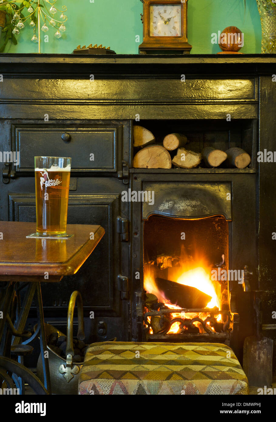 La pinta di Dizzy birra bionda in vecchi amici pub, Soutergate, Ulverston, Cumbria, Regno Unito Inghilterra Foto Stock