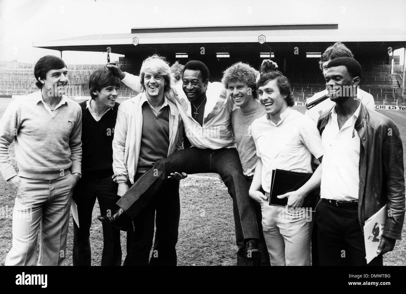 1 maggio 1981 - Londra, Inghilterra, Regno Unito - Calciatore brasiliano Pelé incontra i membri dell'Arsenal Football Club di Highbury dopo la giunzione di una impresa di sponsorizzazione con il club.(Immagine di credito: © Keystone Pictures USA/ZUMAPRESS.com) Foto Stock