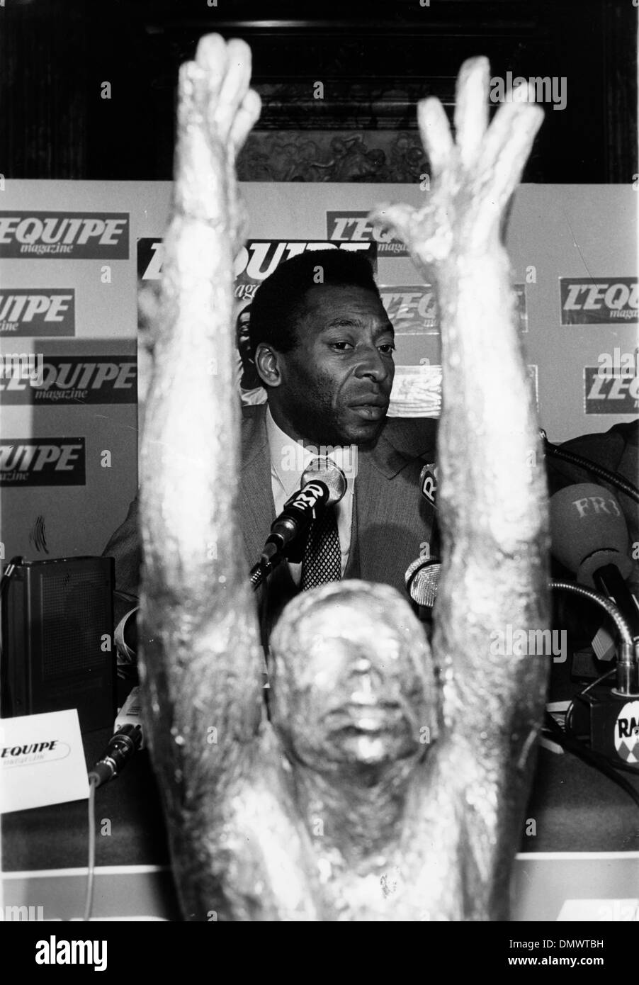 25 maggio 1981 - Parigi, Francia - calcio brasiliano player EDSON NASCIMENTO 'PELE" in occasione di una conferenza stampa presso il Grand Hotel parigino. Davanti a lui è una statua di se stesso. (Credito Immagine: © Keystone Pictures USA/ZUMAPRESS.com) Foto Stock