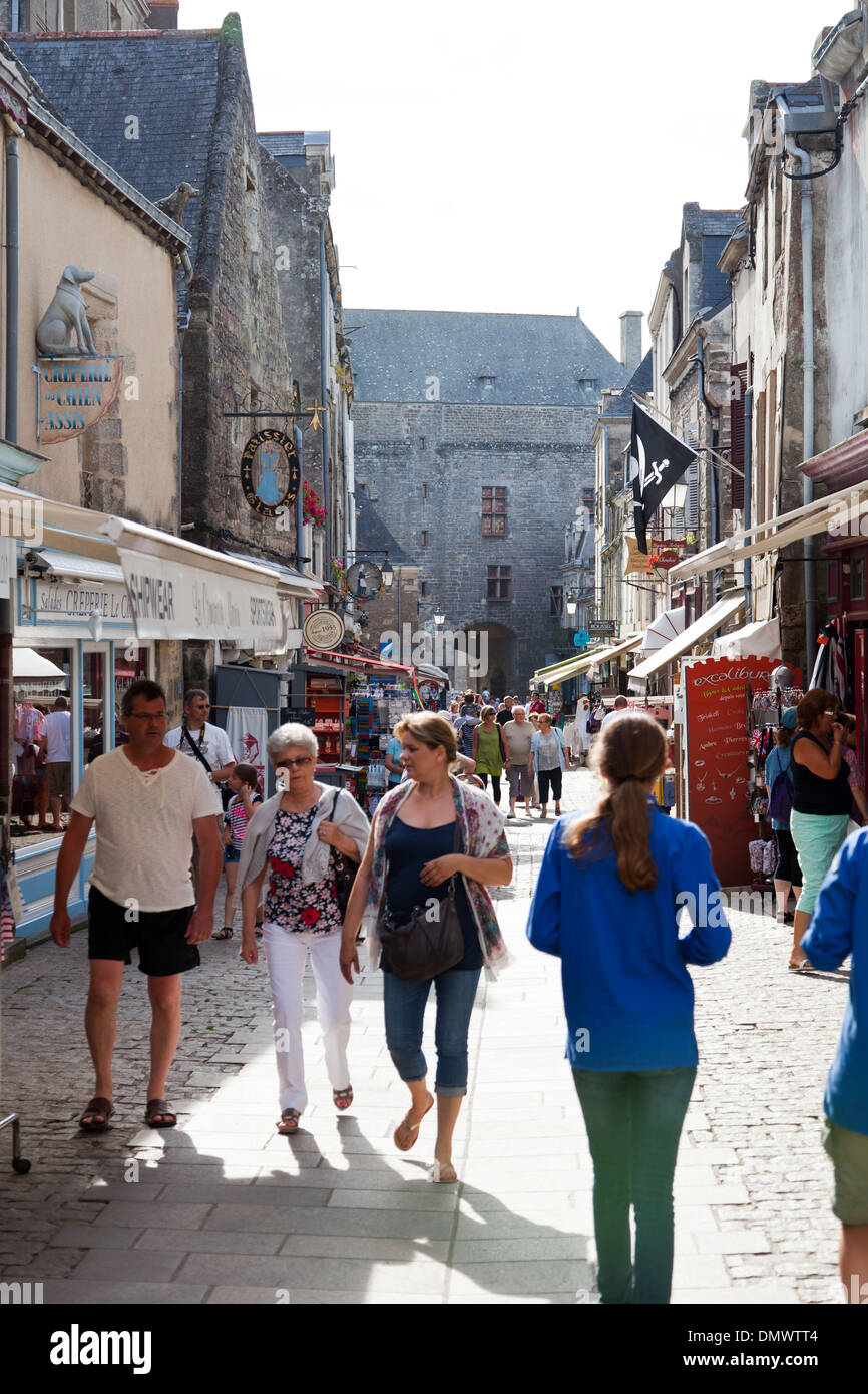 Guerande mercato, con bancarelle e acquirenti e Girl Guides in uniforme passando attraverso Foto Stock