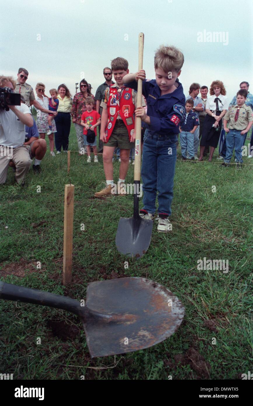 Sett. 25, 1993 - Memphis Occidentale, AR, U.S. - Settembre 25, 1993 - Massa era rotto Sabato per una lettura grove al tessitore di scuola elementare in Memphis occidentale, dove tre ragazzi uccisi il 5 maggio che aveva frequentato la scuola. Il progetto è in memoria di 8 anni Steve Branch, Michael Moore e Christopher Byers. Todd e Dana Moore, i genitori di Michael e John Mark e Melissa Byers (backgroun Foto Stock