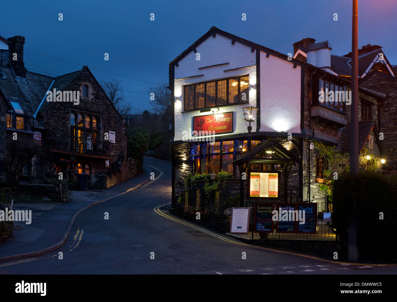 La filanda ristorante di notte, Bowness-on-Windermere, Parco Nazionale del Distretto dei Laghi, Cumbria, England Regno Unito Foto Stock