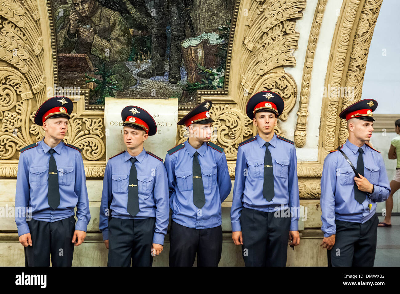 Giovani cadetti di polizia sono fatte riposare e posare per foto turistiche nella metropolitana di Mosca, Russia. Foto Stock