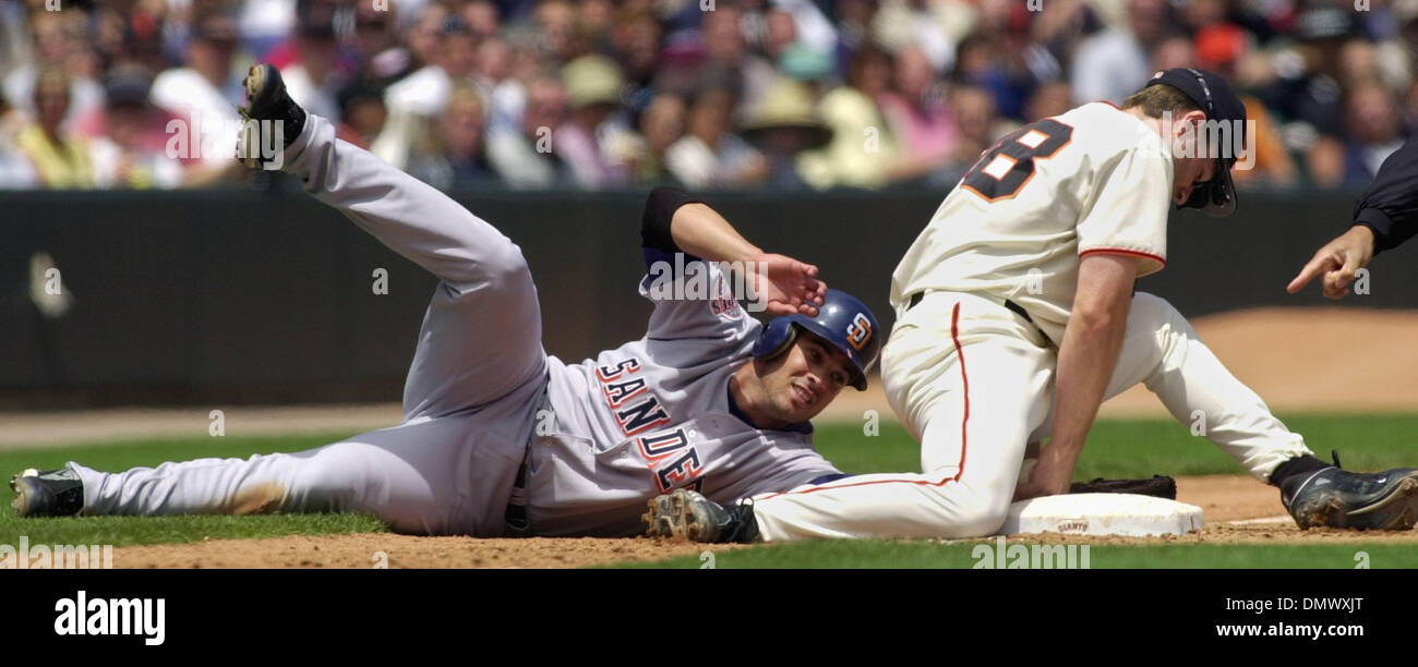 Jun 27, 2002; San Francisco, CA, Stati Uniti d'America; San Diego Padres' Ramon Vazquez, #1, ruba la terza base dopo San Francisco Giants' David Bell, #28, cade la sfera durante il tentativo di tag lui fuori nel quarto inning del loro gioco giovedì, 27 giugno 2002 presso il Parco Pacific Bell a San Francisco, California. I Giganti e battere il Padres 11-6. Foto Stock