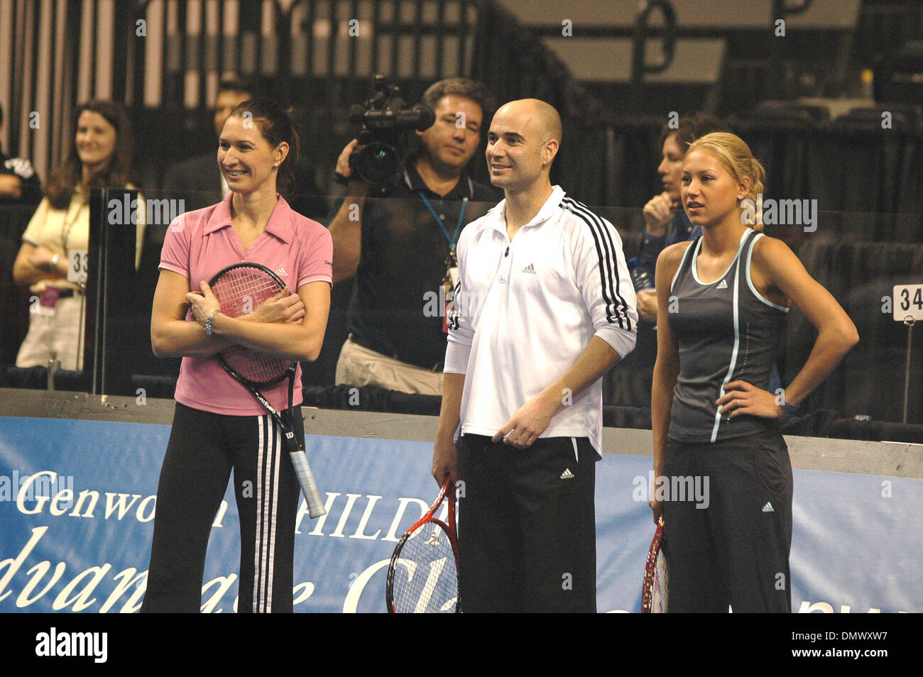 Dic 02, 2005; Richmond, VA, Stati Uniti d'America; Steffi Graf, Andre Agassi e Anna Kournikowa presso il kid's clinic prima di Genworth vantaggio classico del tennis presso il centro di Siegel in Richmond. L'evento di beneficenza sollevato $510.000 per giovani svantaggiati. Credito: Foto di Tina Fultz/ZUMA premere. (©) Copyright 2005 by Tina Fultz Foto Stock