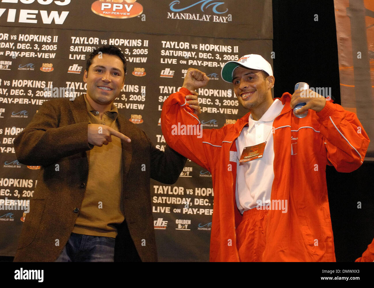 Dic 02, 2005; Las Vegas, NV, Stati Uniti d'America; il pugilato: Boxer/promotore di Oscar De La Hoya e WBC/IBF Super campione del peso Gallo OSCAR LARIOS a pesare in per il pacifico mondo Middleweight titolo rivincita di Bernard 'Il carnefice' Hopkins contro Jermaine 'cattive intenzioni' Taylor al Mandalay Bay Hotel di Las Vegas. Room Mate Larios facce Israele Vasquez per il pacifico mondo Super Peso gallo Foto Stock