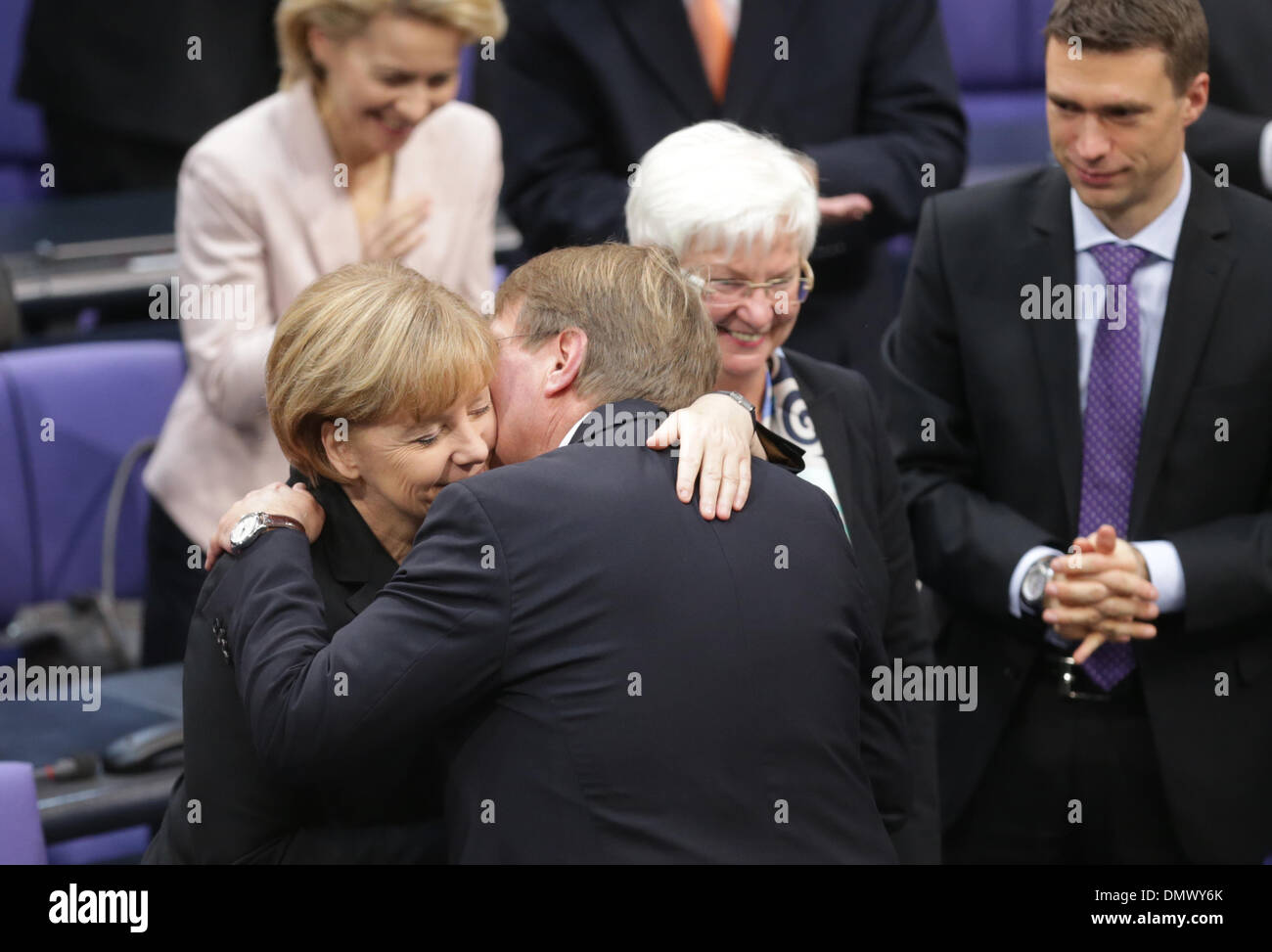 Berlino, Germania. Xvii Dec, 2013. Il cancelliere tedesco Angela Merkel (CDU, c-L) è congratulato da cancelleria in uscita il ministro Ronald Pofalla (CDU) dopo che è stata eletta per un terzo mandato come Cancelliere tedesco nel Bundestag tedesco il parlamento a Berlino, Germania, 17 dicembre 2013. Foto: Kay Nietfeld/dpa/Alamy Live News Foto Stock