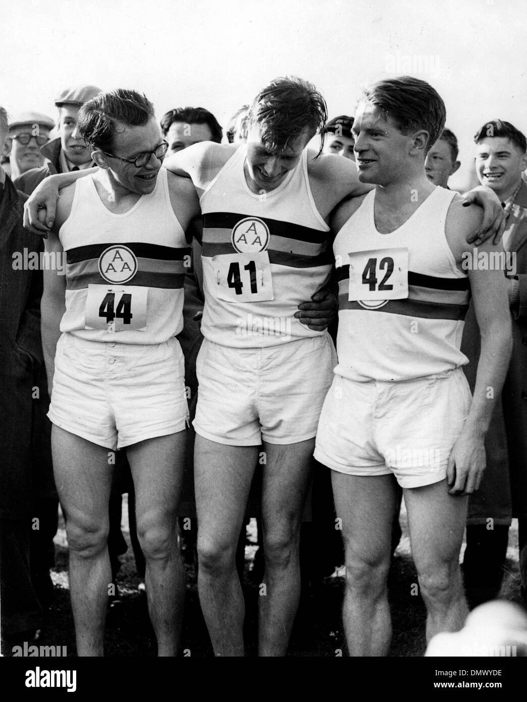 7 maggio 1954 - Oxford, England, Regno Unito - La Gran Bretagna è Roger Bannister ha fatto. La scorsa notte ha corso la favolosa quattro minuti per miglio, una prodezza che il mondo gli atleti hanno cercato di raggiungere per anni. Il suo tempo è stato tre minuti 59,4 secondi. Nella foto: Roger portando la sua pace maker, CHRISTOPHER DISTRUTTORI (L) e Christopher CHATAWAY, nell'immagine. (Credito Immagine: © Keystone foto Foto Stock