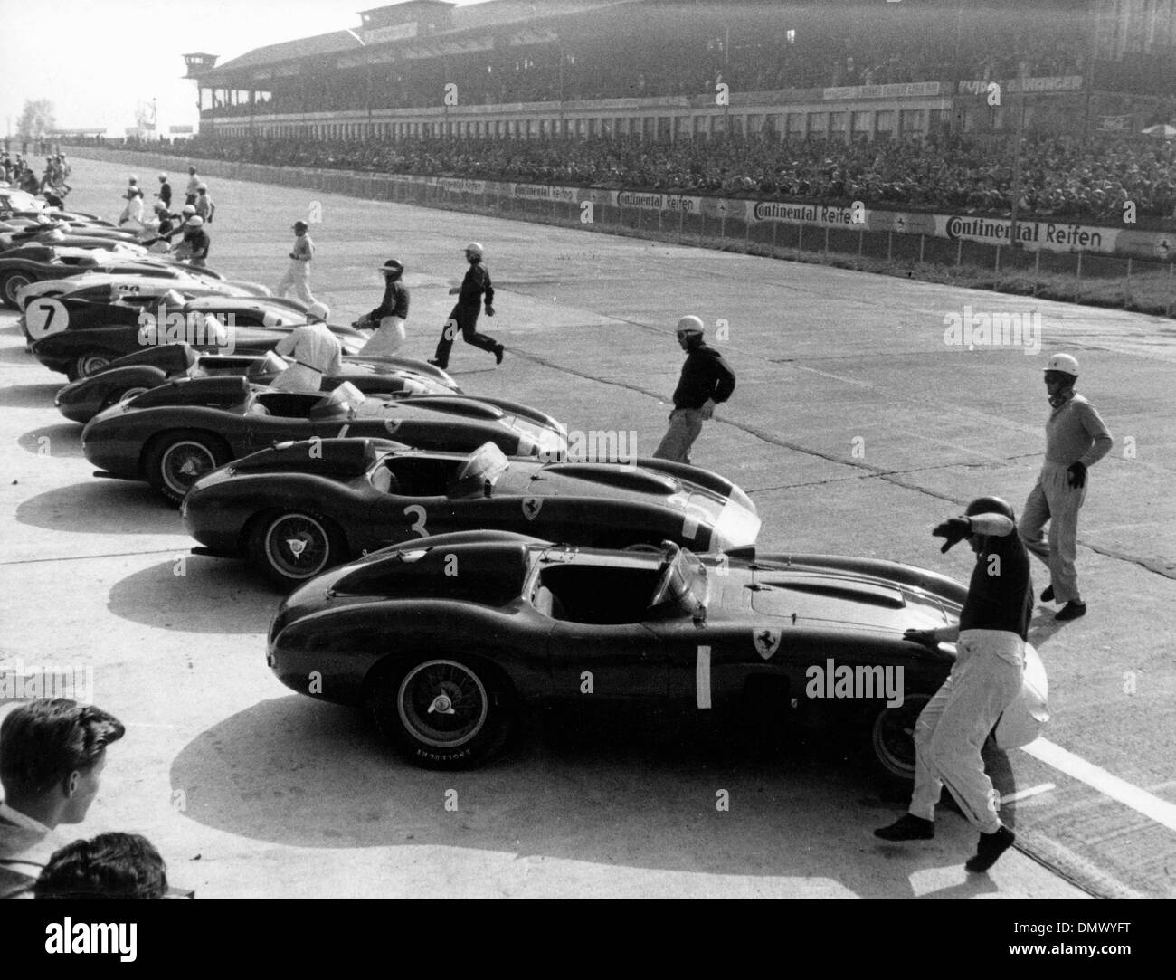 26 maggio 1957 - Nurburg, Germania - su start per 100 km Grand Prix gara al Nurburgring in Germania, le vetture dei concorrenti sono allineati. (Credito Immagine: © Keystone Pictures USA/ZUMAPRESS.com) Foto Stock