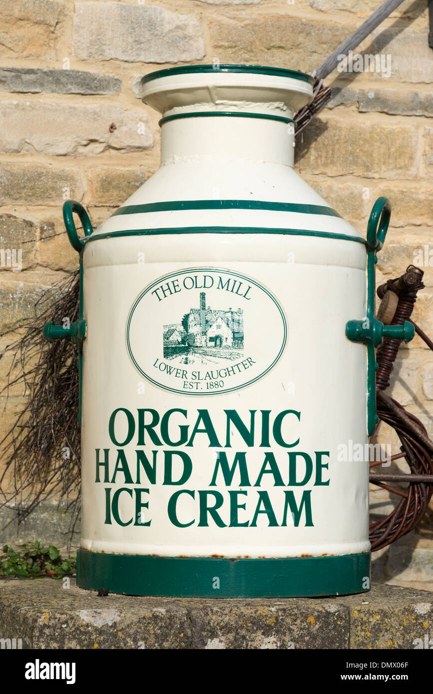 Un vecchio bidone di latte dipinte per pubblicizzare il gelato presso il vecchio mulino Lower Slaughter Costwolds REGNO UNITO Foto Stock