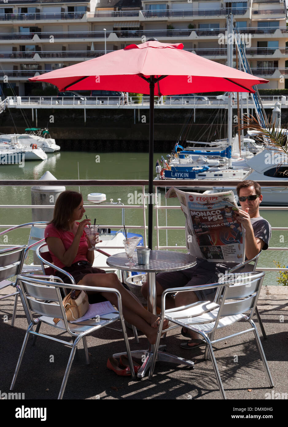 Donegal, a cui viene comunemente fatto riferimento come La Baule l uomo e la donna godendo di gelato presso l'Harbourside leggendo l'equipe Foto Stock