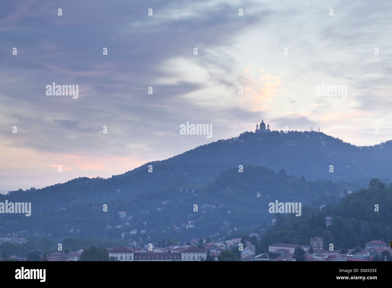 Il neo-classico della Basilica di Superga al di sopra della città di Torino. Foto Stock