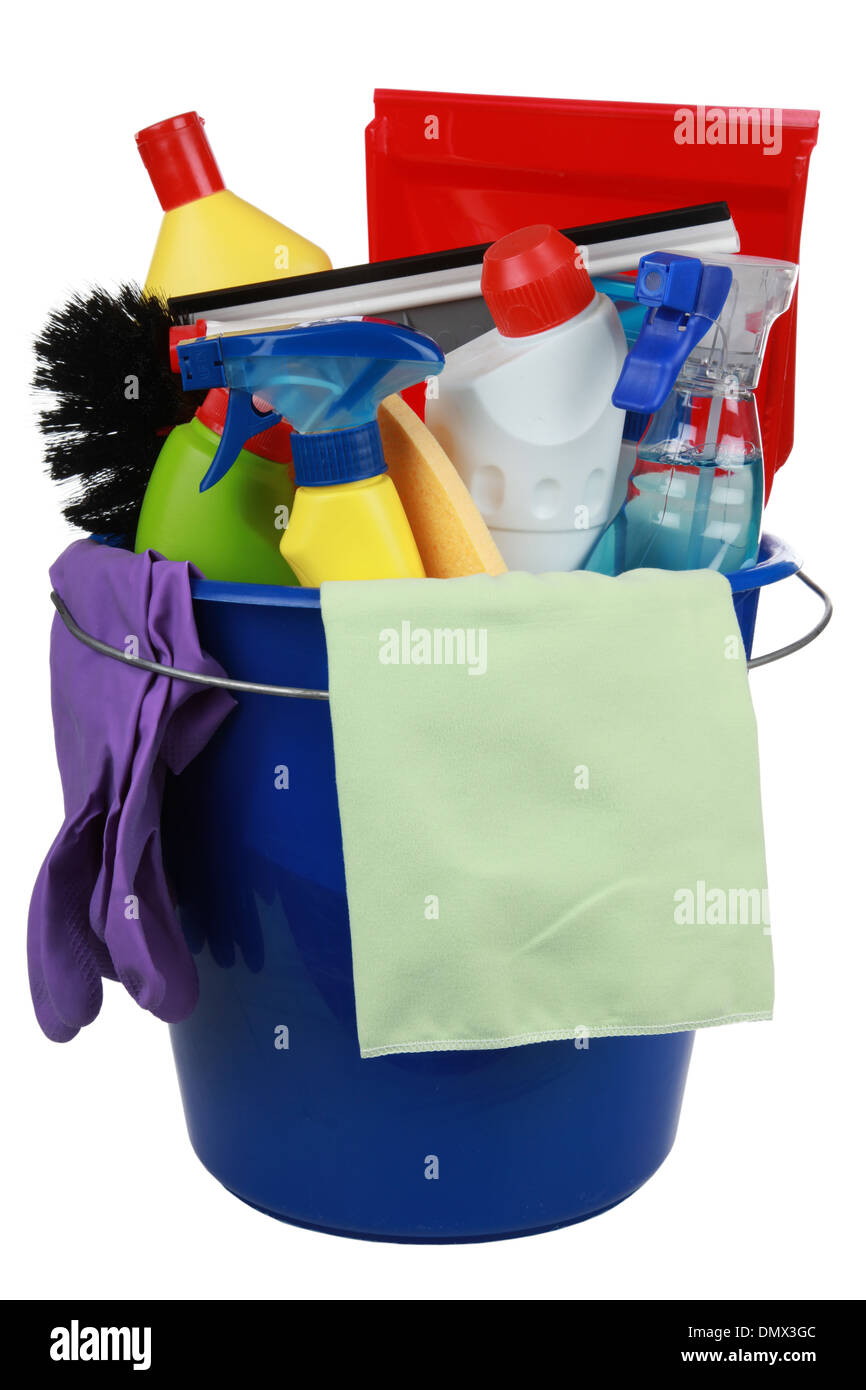 Secchio di plastica con prodotti per la pulizia di apparecchiature di pulizia come la ginestra, spugna e bottiglie spray Foto Stock