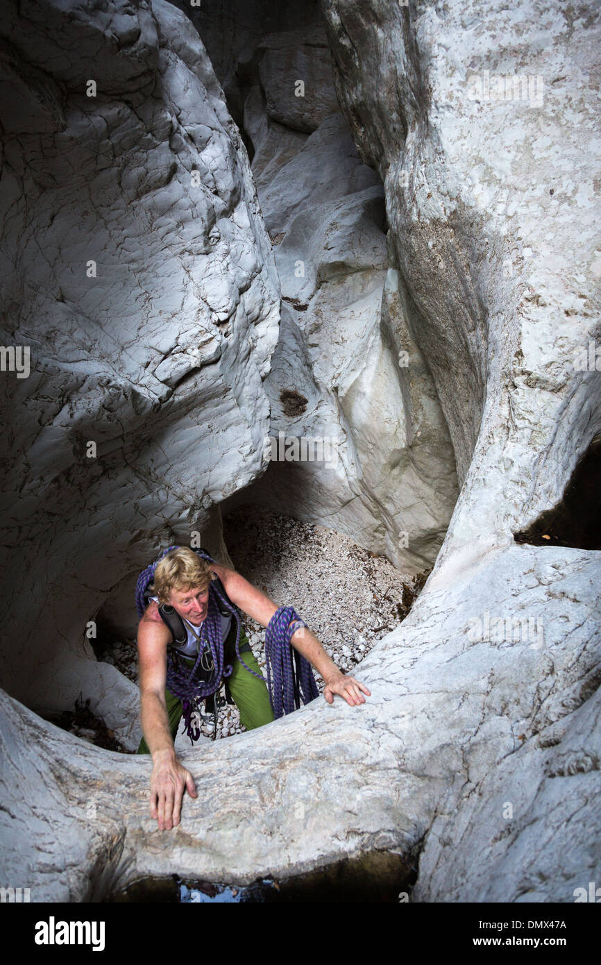 L'uomo arrampicata in Barranc de L'Infern, Costa Blanca, Spagna, Europa Foto Stock