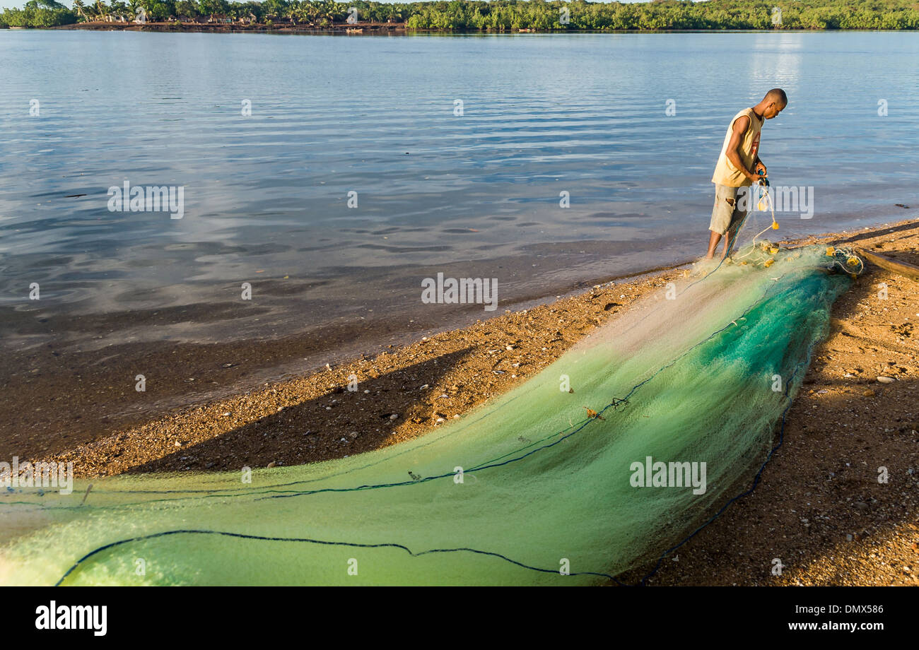 Rete Da Pesca Aggrovigliata Immagine Stock - Immagine di pesca, pesci